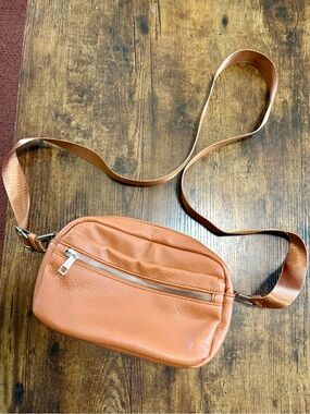 Leather Crossbody Bag in Tan - Unbranded